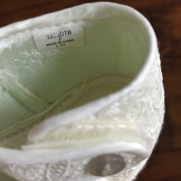 Designer’s Touch Lace Crib Shoes Sz 2 - Picture 3 of 6
